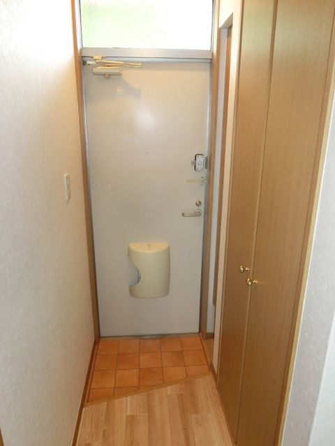 玄関　玄関横にシューズボックスもございます