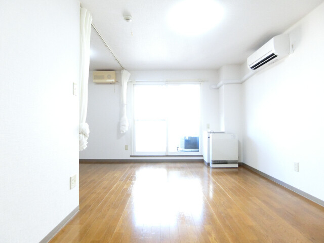 居室・リビング　自然光がたっぷり差し込む広々とした洋室