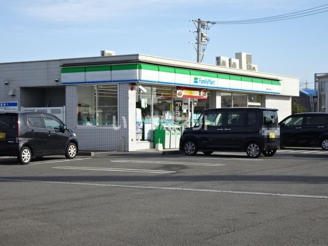コンビニ　ファミリーマート吉田かたおか店（コンビニ）まで843m