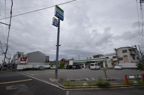 コンビニ　ファミリーマート 尾浜町店（コンビニ）まで68m