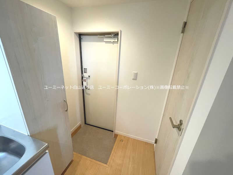 玄関　※別号室の写真になります。