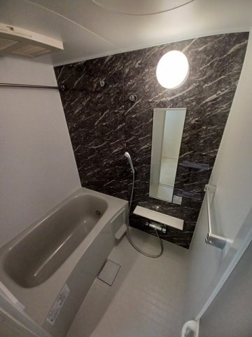 バス・シャワールーム　コンパクトで使いやすいお風呂です