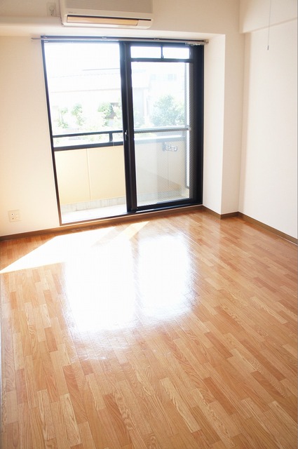 居室・リビング　陽当たりの良い洋室７帖