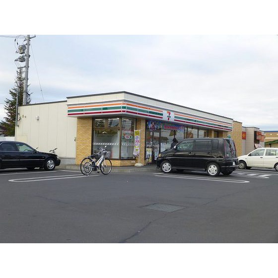 コンビニ　セブンイレブン北見三輪店（コンビニ）まで413m