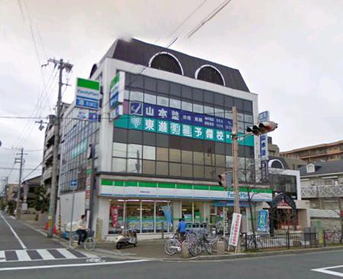 コンビニ　ファミリーマート（コンビニ）まで690m