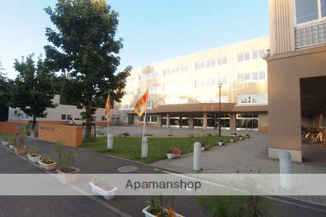 小学校　札幌市立信濃小学校（小学校）まで555m