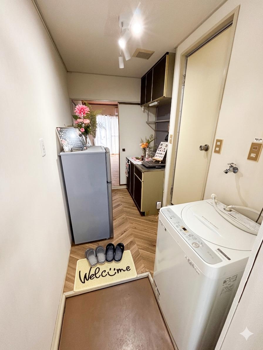 玄関　冷蔵庫、洗濯機、照明付き、入居後すぐに生活を始められます。