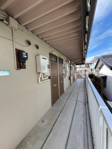 その他共有部分　開放感のある共用廊下。風通しも良く、明るい雰囲気です。