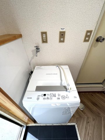その他設備　室内洗濯機置き場を完備。洗濯機も設置済みです。