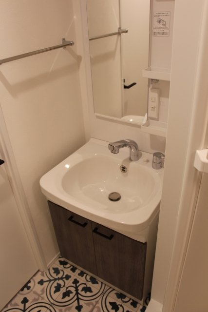 洗面設備　朝の支度にも助かる、独立の洗髪洗面化粧台