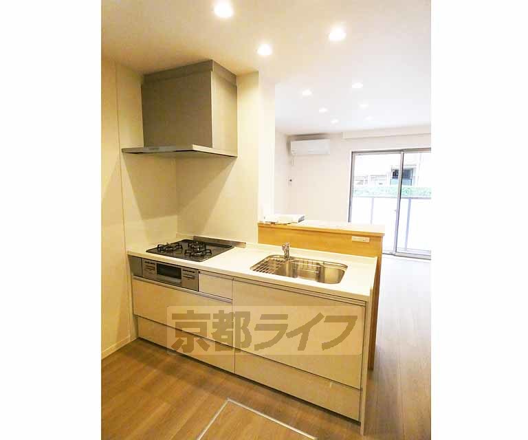 キッチン　３口コンロ付きで便利なキッチンです。