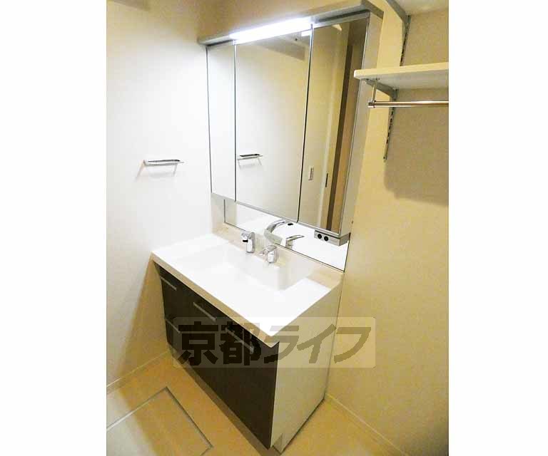 洗面設備　収納も多く便利な洗面台です。
