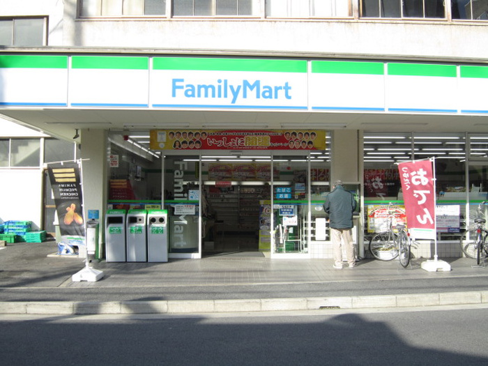 コンビニ　ファミリーマート（コンビニ）まで220m