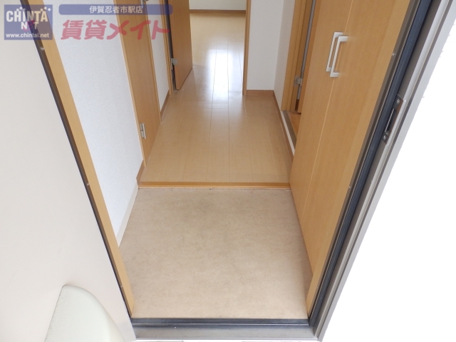 玄関　別部屋反転タイプです。