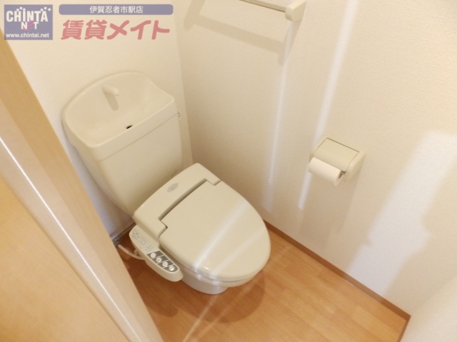 トイレ　別部屋反転タイプです。