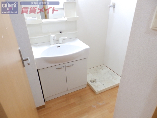 洗面設備　別部屋反転タイプです。