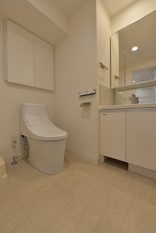 洗面設備　ゆったりとスペースのある洗面所