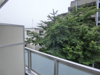 バルコニー　外からの目が気にならないバルコニーで洗濯物が干せます