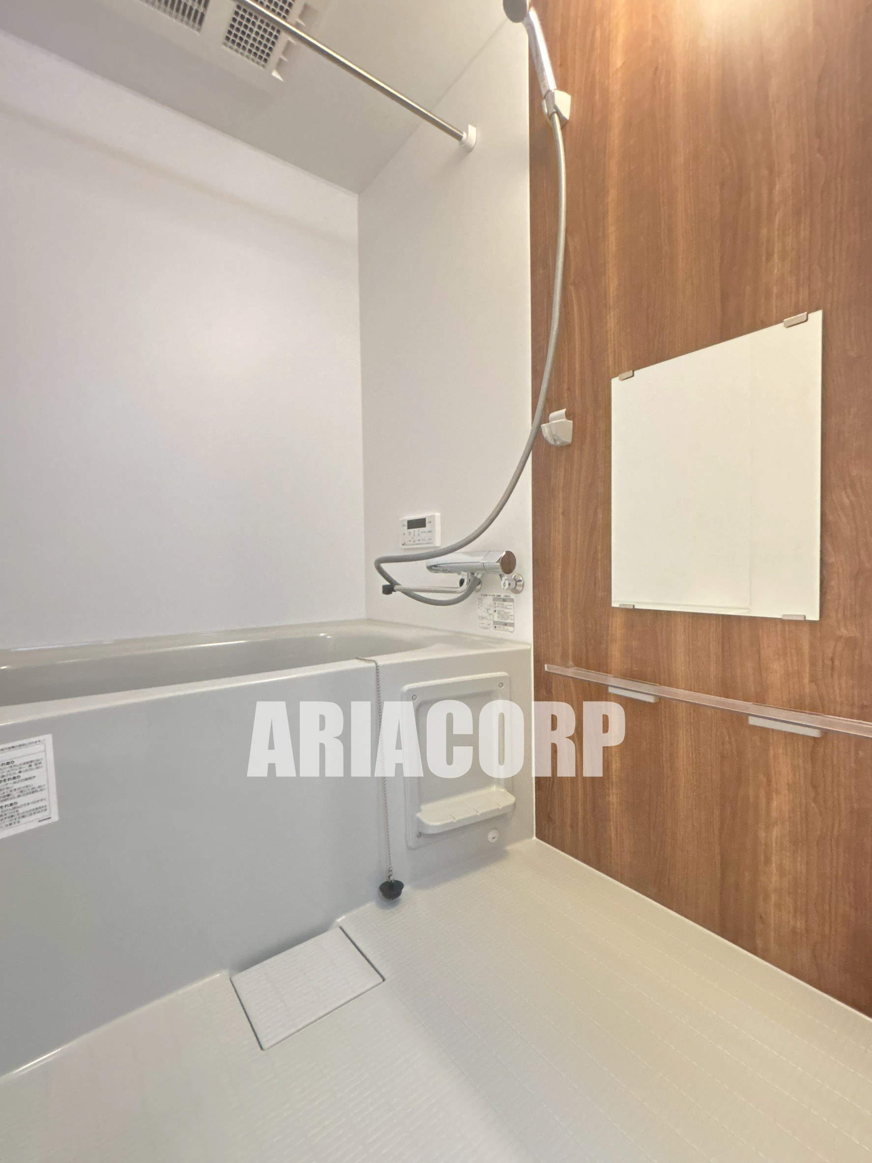 バス・シャワールーム　追焚き浴室乾燥付。カラーパネル採用でお洒落なバスルームです。