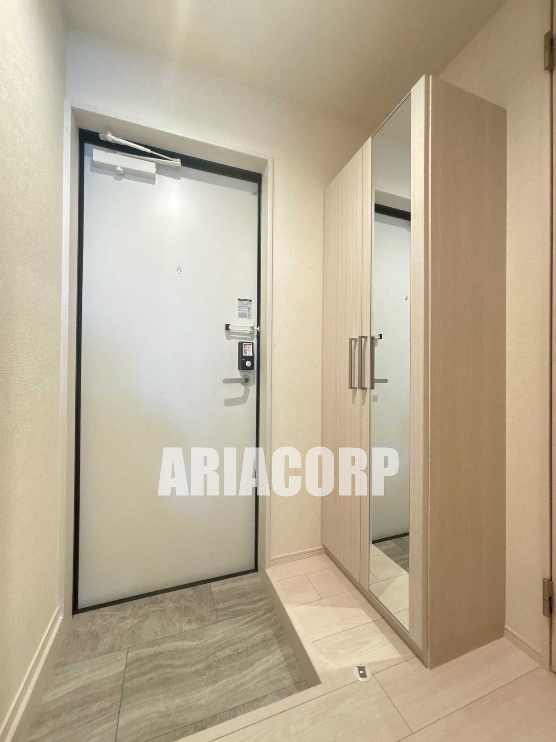 玄関　姿見付の幅広シューズBOXです♪