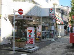 コンビニ　セブンイレブン 港区芝4丁目店（コンビニ）まで137m