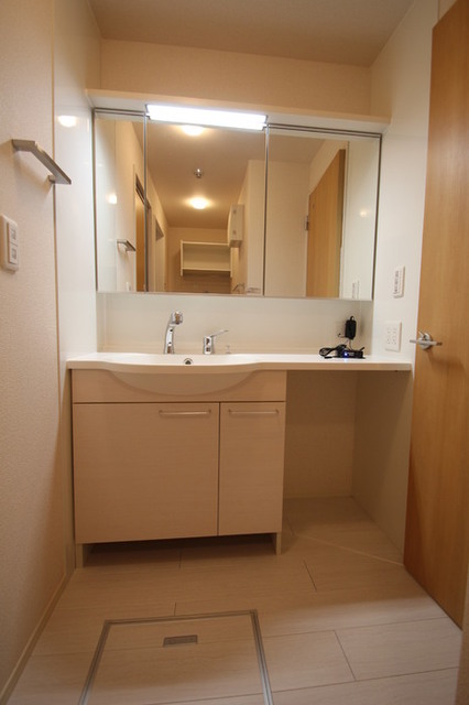 洗面設備　３面ミラーの洗髪洗面化粧台♪