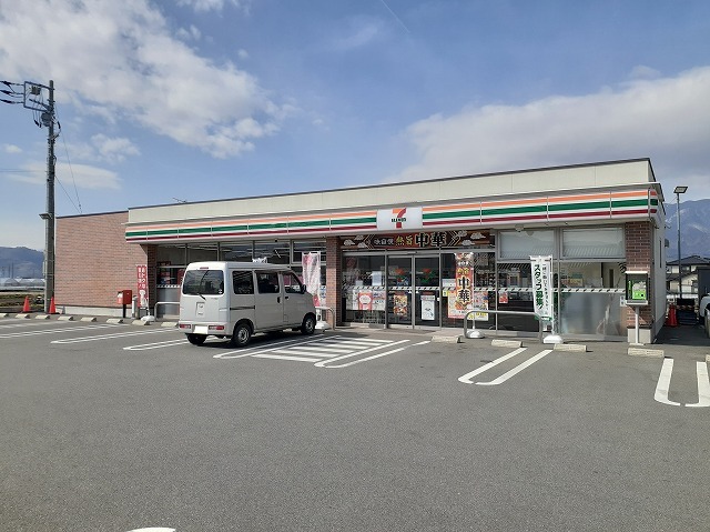 コンビニ　セブンイレブン山梨田富店（コンビニ）まで70m