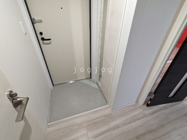 玄関　姿見付き下駄箱