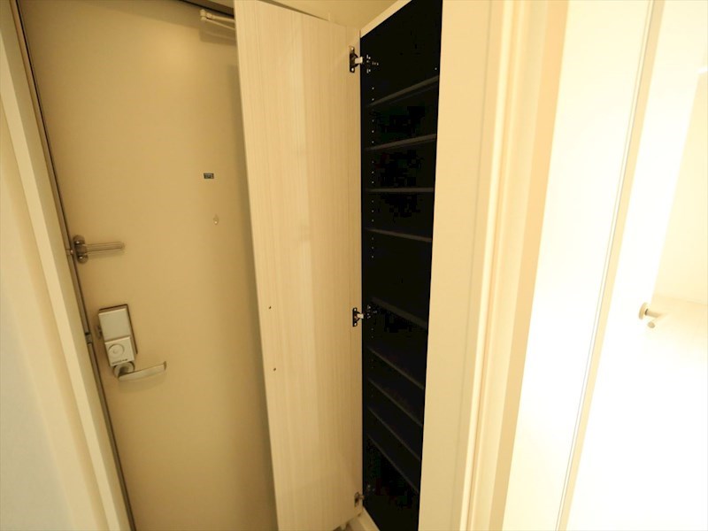 玄関　玄関　シューズボックス付（収納充実してます）