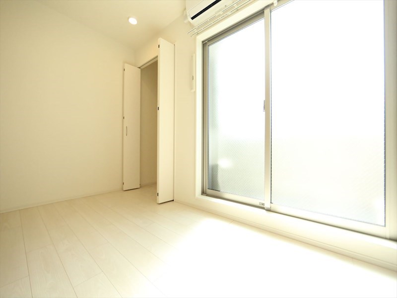 バルコニー　洋室7.4帖　クローゼット付　エアコン完備　バルコニー