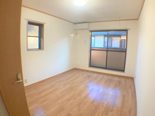 居室・リビング　別部屋同一間取りのお写真となります。