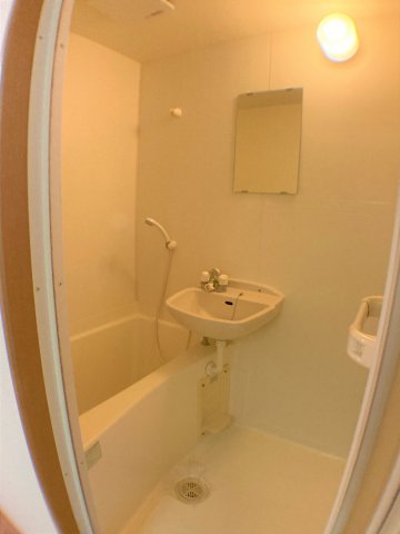 バス・シャワールーム　別部屋同一間取りのお写真となります。