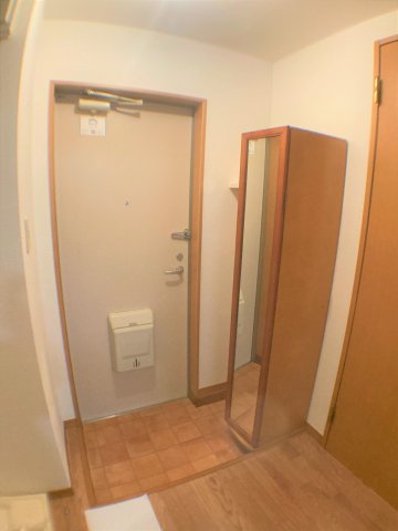 玄関　別部屋同一間取りのお写真となります。