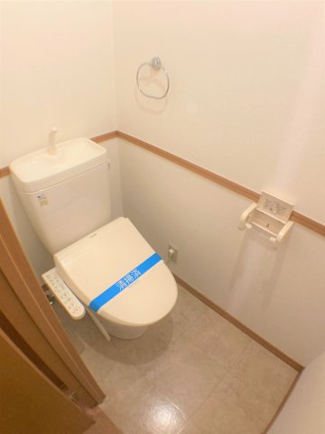 トイレ　別部屋同一間取りのお写真となります。