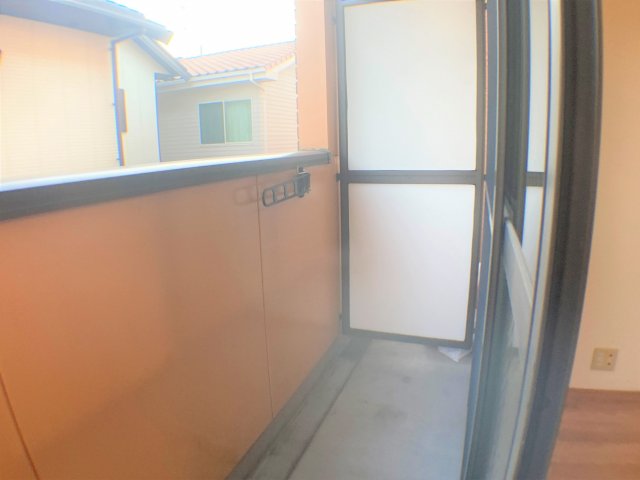 バルコニー　別部屋同一間取りのお写真となります。