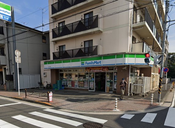 コンビニ　ファミリーマート（コンビニ）まで773m