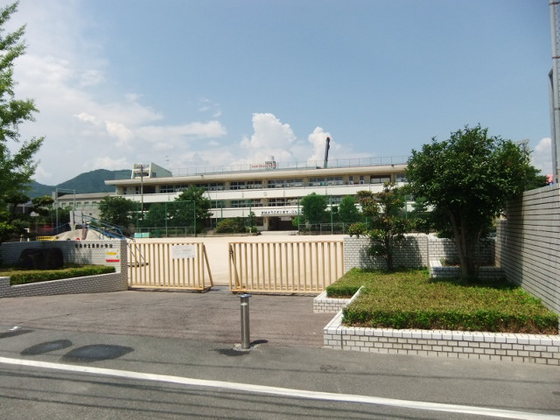 小学校　広島市立長束小学校（小学校）まで263m