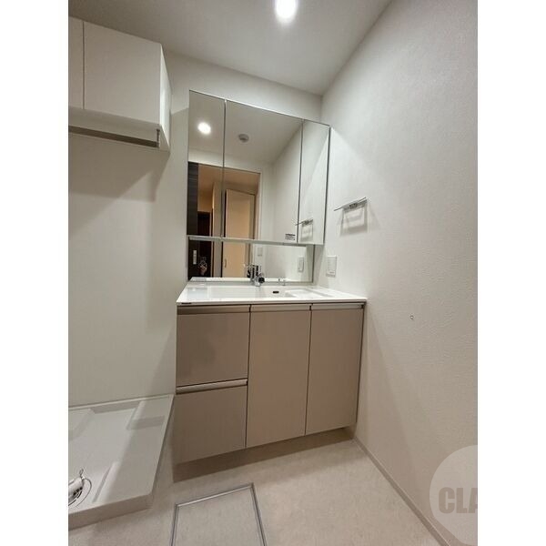 洗面設備　三面鏡の洗面台