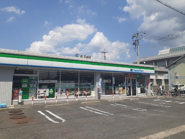 コンビニ　ファミリーマートさん（コンビニ）まで650m