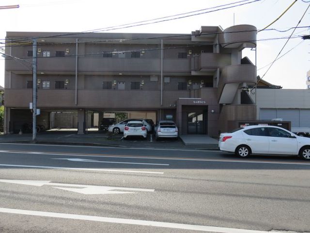 建物外観　敷地内に駐車場・バイク置場・駐輪場有り