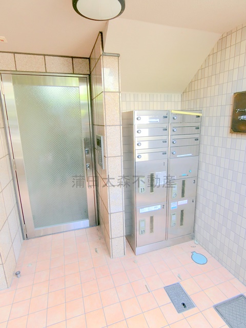 エントランス　オートロックと宅配ボックス付きのエントランス