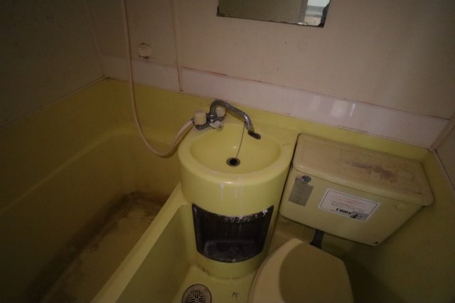 洗面設備　洗面台（写真はクリーニング前）