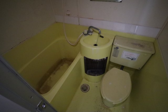 バス・シャワールーム　３点のユニットバスです（写真はクリーニング前です）