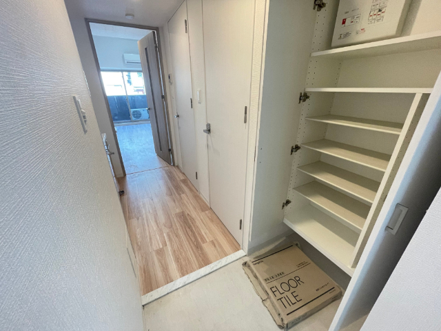 玄関　２０３号室の写真です。