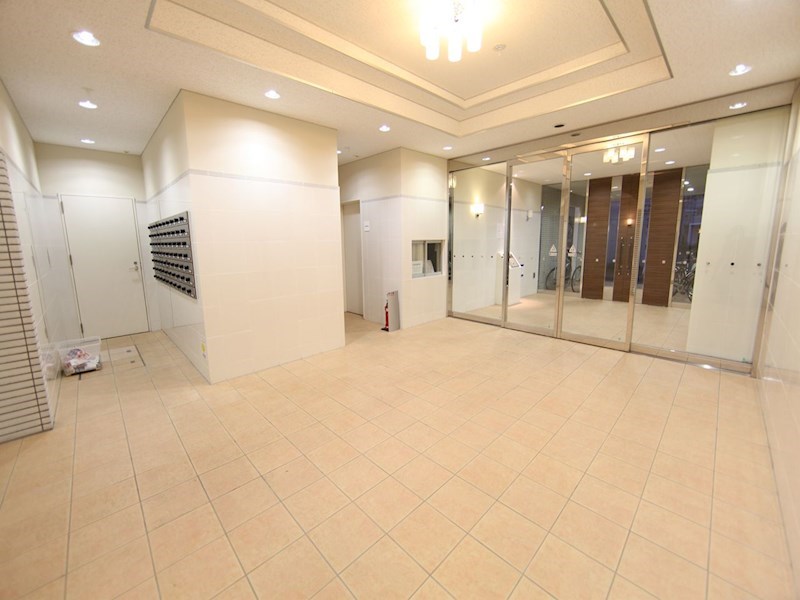 エントランス　エントランス　オートロック　宅配ＢＯＸ　防犯カメラ