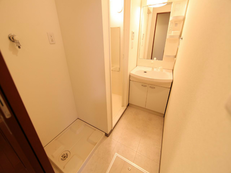 洗面設備　脱衣所　独立洗面台（シャンプードレッサー付）収納スペース有