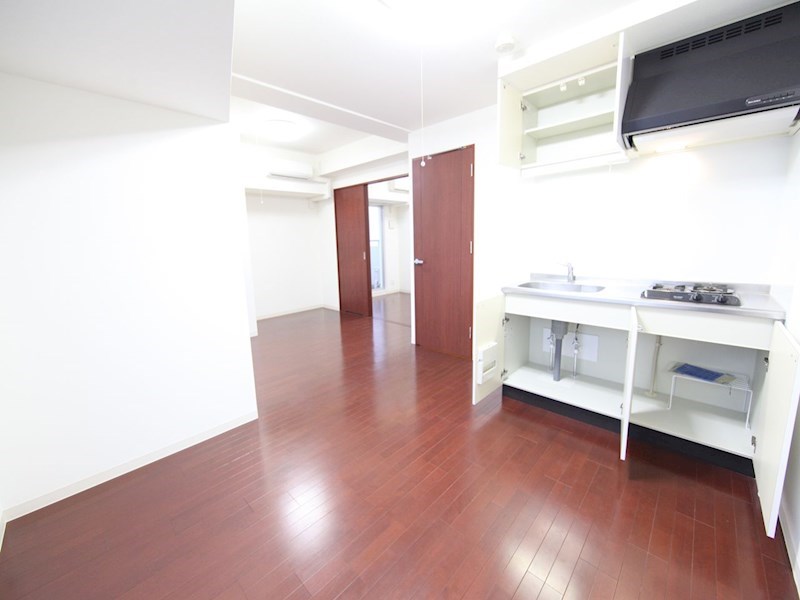 居室・リビング　ＬＤＫ12.6帖　洋室8.3帖　つなげても仕切っても使えます