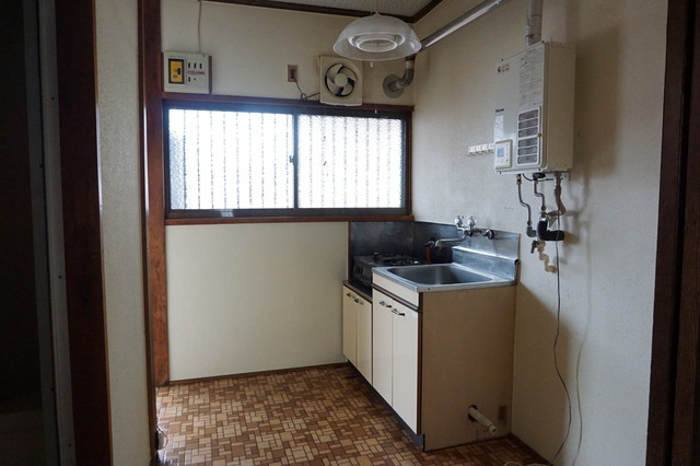 その他　自然光のはいる、換気もしやすい窓付きのキッチンです♪