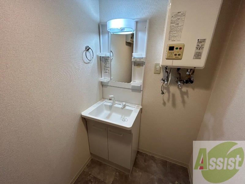 洗面設備　独立洗面台です。大きくてよいですね。シャンプーもできます！
