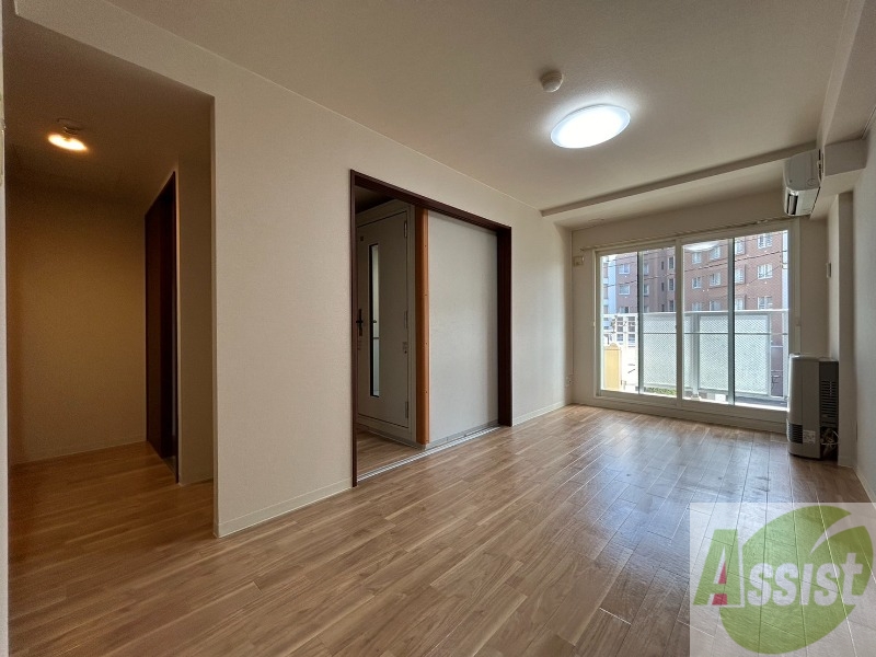 居室・リビング　リビングです。窓が大きくて明るいですね！